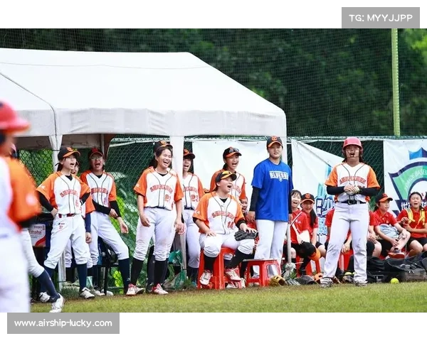 赛后双方队员相互致意 十五运会垒球赛场展现体育精神